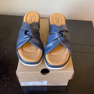 NIB Clarks Clara Charm slides sandals Navy size 8.5